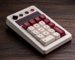 Retro 18 Mechanical Numpad - Langaton Numeronäppäimistö - Fami Edition